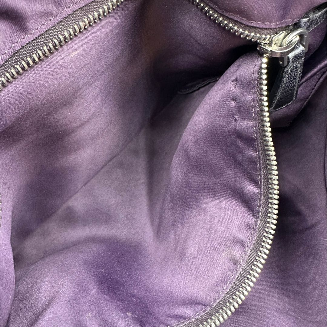 interno della borsa Miu Miu realizzata in pelle color viola melanzana con lavorazione matelassé, caratterizzata da morbide arricciature, di lusso, originale, ottime condizioni, usata