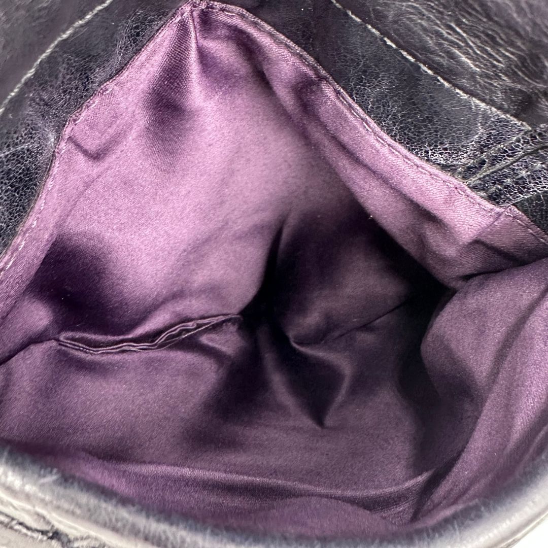 interno della borsa Miu Miu realizzata in pelle color viola melanzana con lavorazione matelassé, caratterizzata da morbide arricciature, di lusso, originale, ottime condizioni, usata