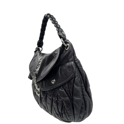 lato della borsa Miu Miu realizzata in pelle color viola melanzana con lavorazione matelassé, caratterizzata da morbide arricciature, di lusso, originale, ottime condizioni, usata 