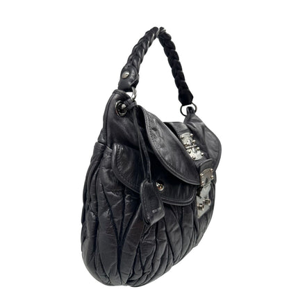 lato della borsa Miu Miu realizzata in pelle color viola melanzana con lavorazione matelassé, caratterizzata da morbide arricciature, di lusso, originale, ottime condizioni, usata