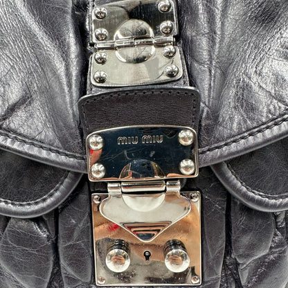 chiusura della borsa Miu Miu realizzata in pelle color viola melanzana con lavorazione matelassé, caratterizzata da morbide arricciature, di lusso, originale, ottime condizioni, usata
