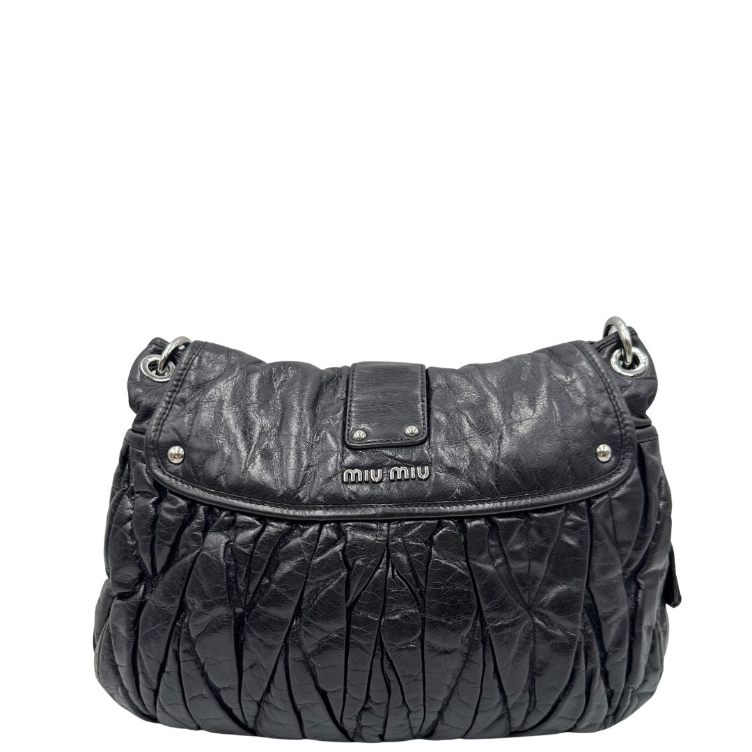 retro della borsa Miu Miu realizzata in pelle color viola melanzana con lavorazione matelassé, caratterizzata da morbide arricciature, di lusso, originale, ottime condizioni, usata