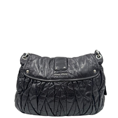 retro della borsa Miu Miu realizzata in pelle color viola melanzana con lavorazione matelassé, caratterizzata da morbide arricciature, di lusso, originale, ottime condizioni, usata