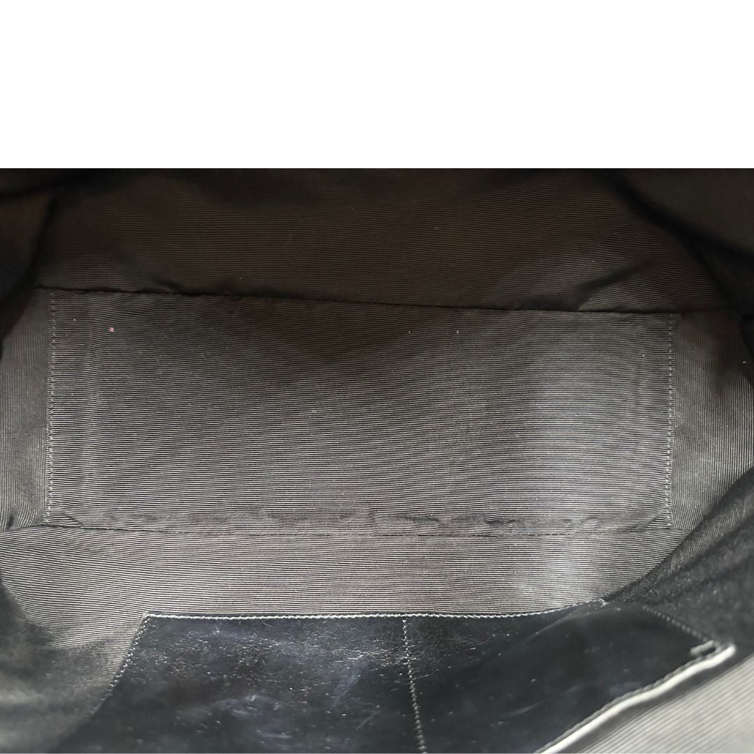 interno della Borsa Saint Laurent in pelle nera con impunture trapuntate chevron, di lusso, originale, ottime condizioni, usata 