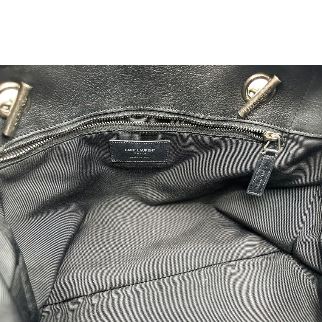interno della Borsa Saint Laurent in pelle nera con impunture trapuntate chevron, di lusso, originale, ottime condizioni, usata 