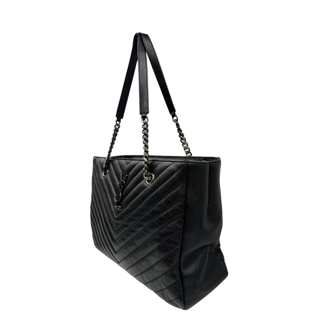 lato della   Borsa Saint Laurent in pelle nera con impunture trapuntate chevron, di lusso, originale, ottime condizioni, usata  