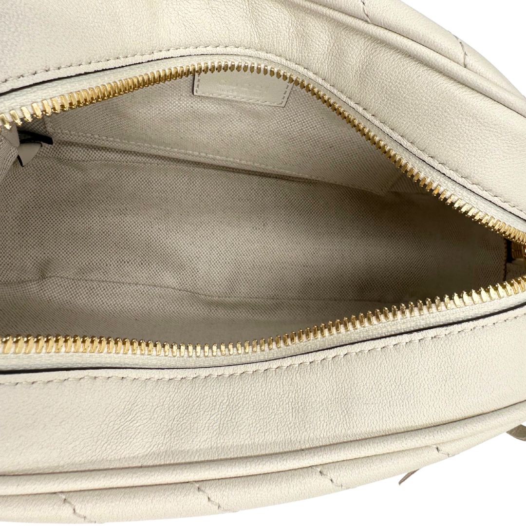 interno Borsa Gucci Blondie in pelle color bianco latte, con iconica G sul front e munita di una tracolla regolabile, di lusso, originale, usata 