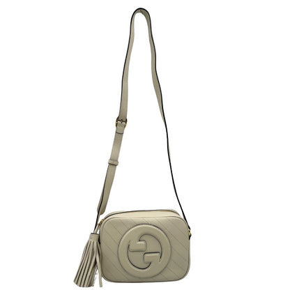 front  Borsa Gucci Blondie in pelle color bianco latte, con iconica G sul front e munita di una tracolla regolabile, di lusso, originale, usata
