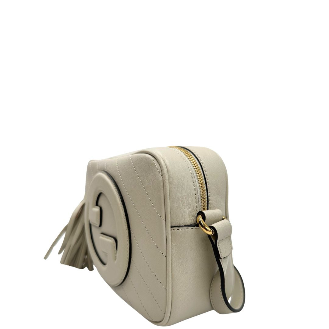 lato  Borsa Gucci Blondie in pelle color bianco latte, con iconica G sul front e munita di una tracolla regolabile, di lusso, originale, usata 