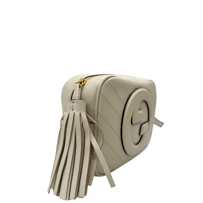 lato  Borsa Gucci Blondie in pelle color bianco latte, con iconica G sul front e munita di una tracolla regolabile, di lusso, originale, usata 