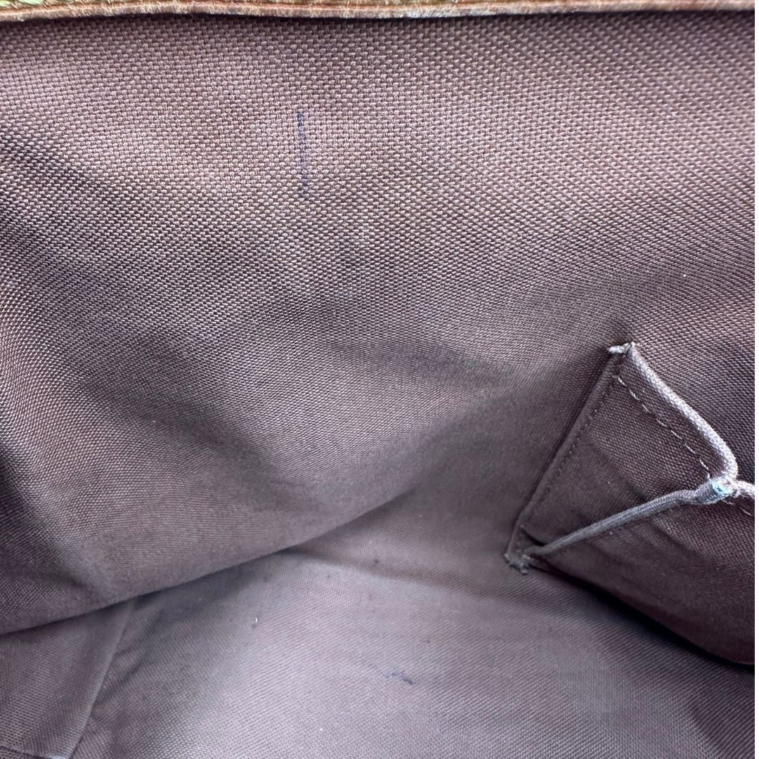 interno Borsa LV in canvas marrone monogram con finiture in vacchetta naturale, di lusso, originale, buone condizioni.