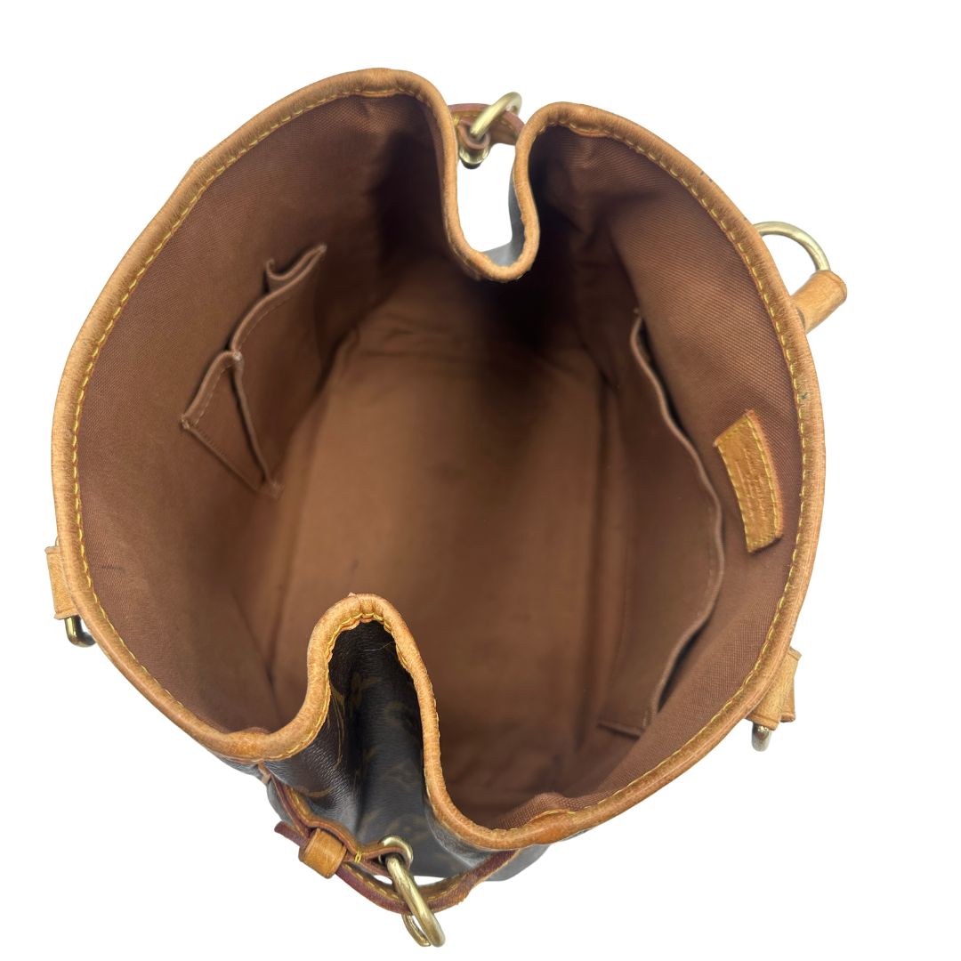 interno Borsa LV in canvas marrone monogram con finiture in vacchetta naturale, di lusso, originale, buone condizioni.