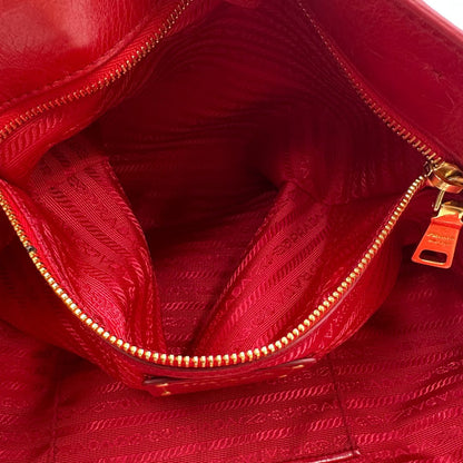 interno Borsa Prada in pelle rossa munita di doppi manici stondati e una tracolla amovibile e regolabile, di lusso, originale, ottime condizioni, usata