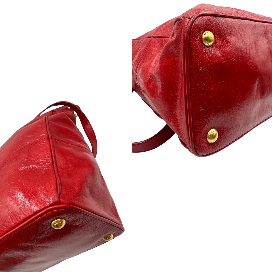 angoli Borsa Prada in pelle rossa munita di doppi manici stondati e una tracolla amovibile e regolabile, di lusso, originale, ottime condizioni, usata 