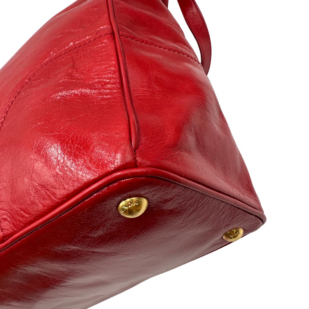 Borsa Prada in pelle rossa munita di doppi manici stondati e una tracolla amovibile e regolabile, di lusso, originale, ottime condizioni, usata