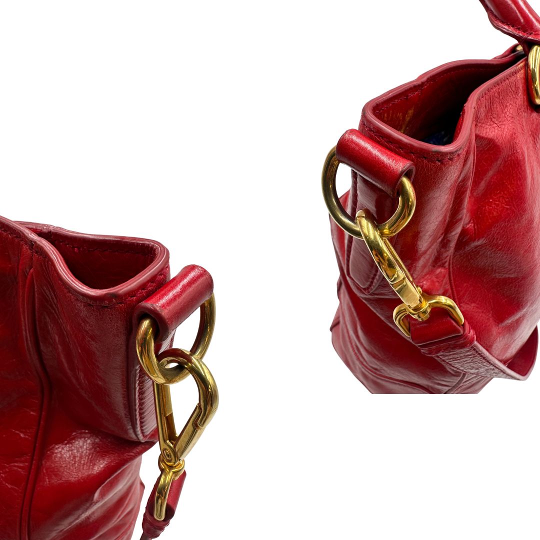Borsa Prada in pelle rossa munita di doppi manici stondati e una tracolla amovibile e regolabile, di lusso, originale, ottime condizioni, usata