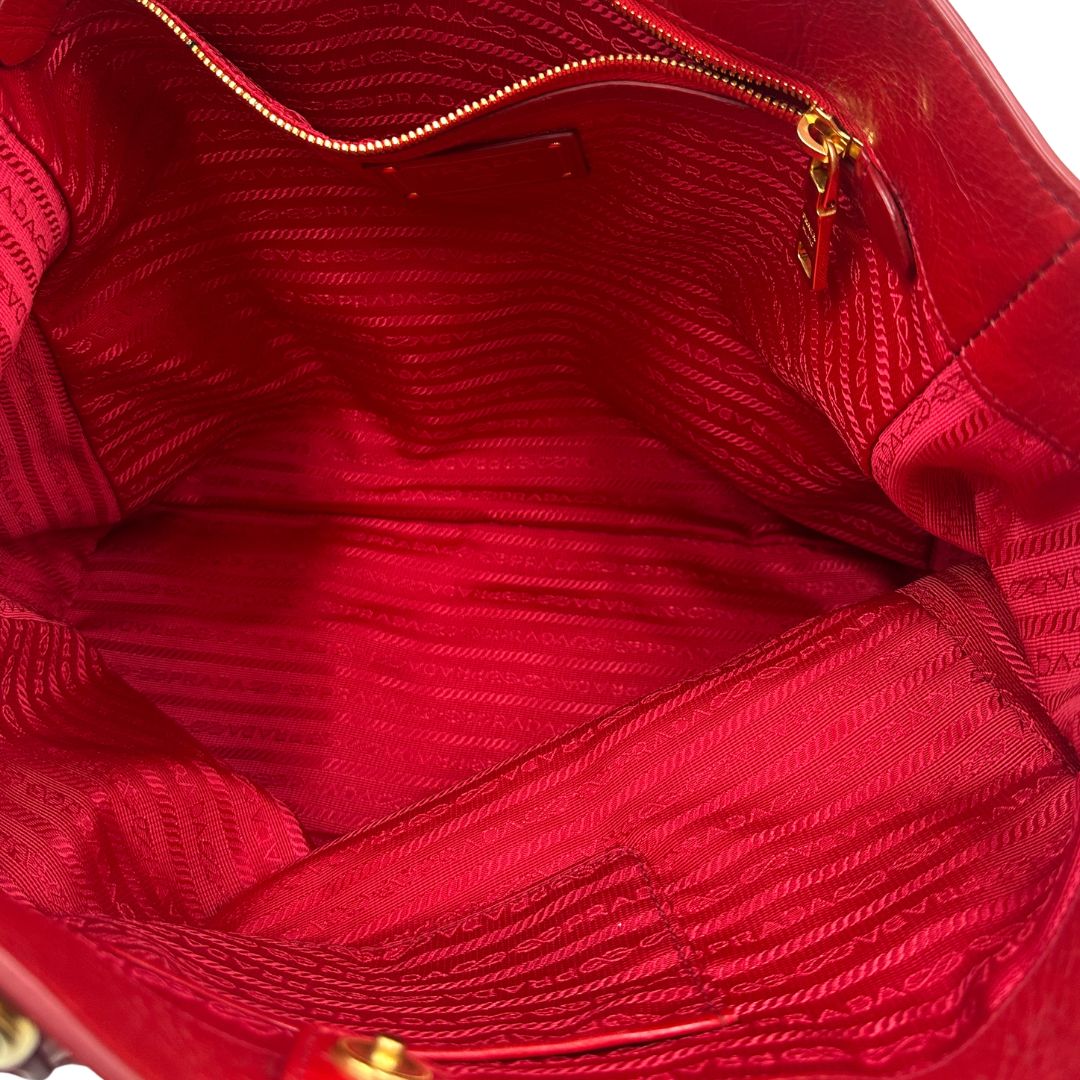 interno Borsa Prada in pelle rossa munita di doppi manici stondati e una tracolla amovibile e regolabile, di lusso, originale, ottime condizioni, usata
