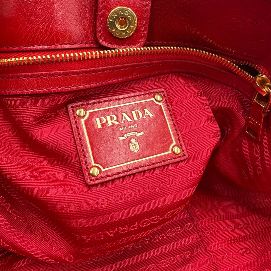 interno Borsa Prada in pelle rossa munita di doppi manici stondati e una tracolla amovibile e regolabile, di lusso, originale, ottime condizioni, usata