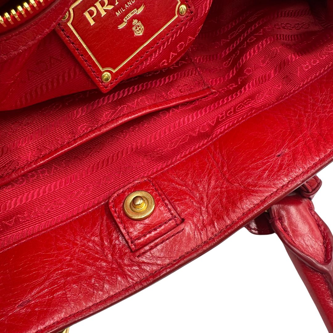 interno Borsa Prada in pelle rossa munita di doppi manici stondati e una tracolla amovibile e regolabile, di lusso, originale, ottime condizioni, 