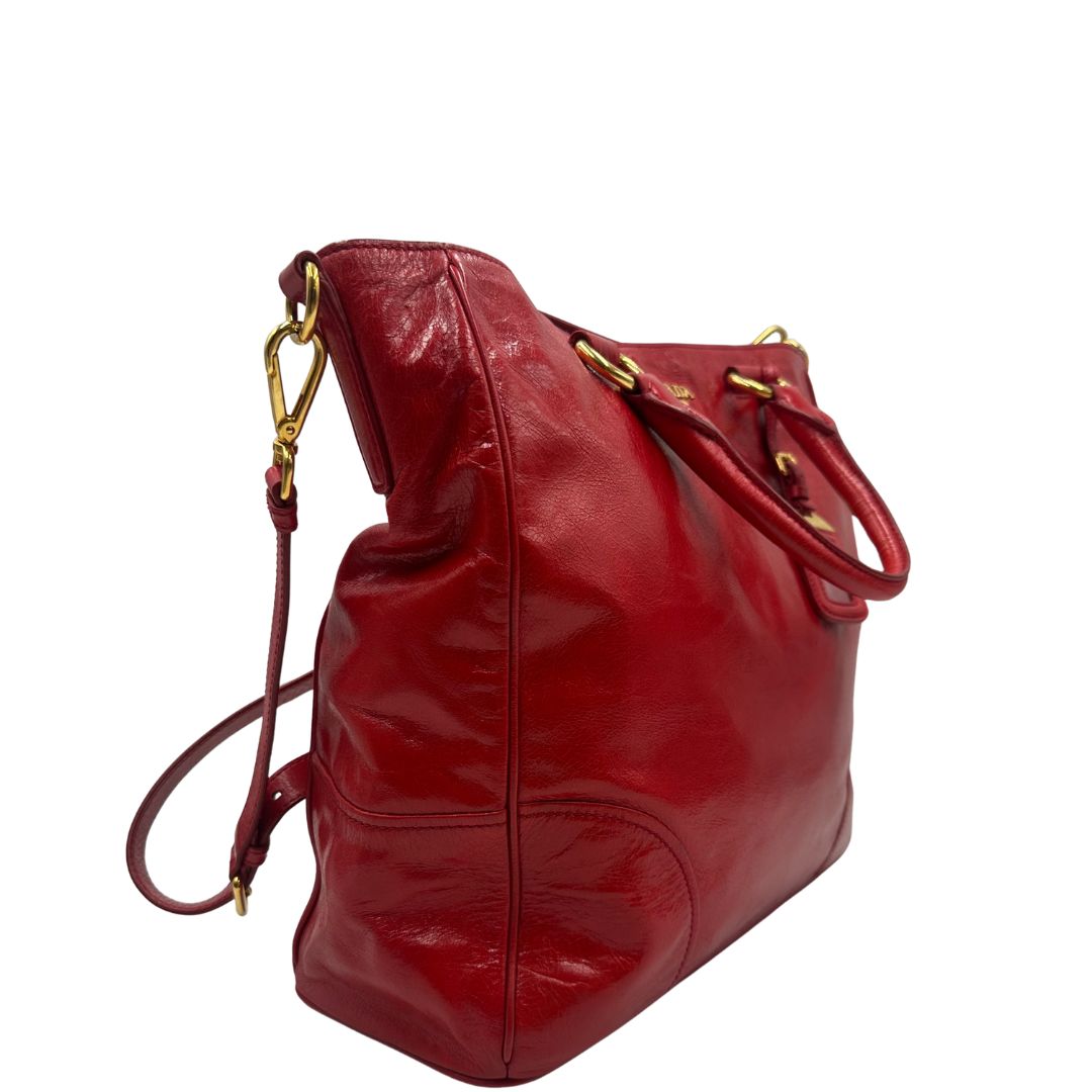 lato Borsa Prada in pelle rossa munita di doppi manici stondati e una tracolla amovibile e regolabile, di lusso, originale, ottime condizioni, usata 