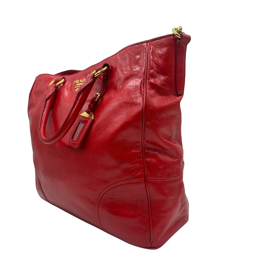 lato Borsa Prada in pelle rossa munita di doppi manici stondati e una tracolla amovibile e regolabile, di lusso, originale, ottime condizioni, usata 