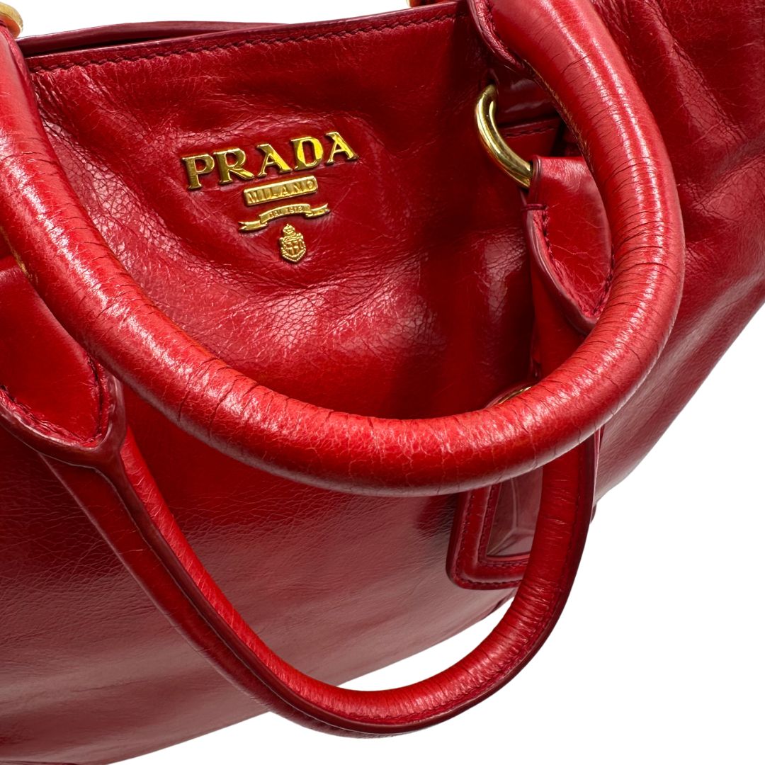 manici Borsa Prada in pelle rossa munita di doppi manici stondati e una tracolla amovibile e regolabile, di lusso, originale, ottime condizioni, usata 