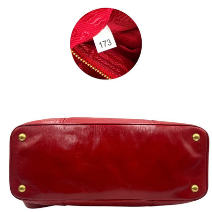 base Borsa Prada in pelle rossa munita di doppi manici stondati e una tracolla amovibile e regolabile, di lusso, originale, ottime condizioni, usata 