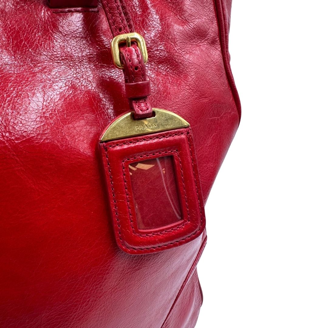 Borsa Prada in pelle rossa munita di doppi manici stondati e una tracolla amovibile e regolabile, di lusso, originale, ottime condizioni, usata