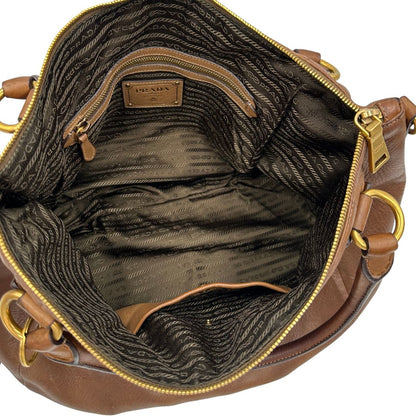 Interno, Capiente borsa Prada in pelle marrone con hardware dorato, munita di doppi manici stondati e una tracolla regolabile ed amovibile. Originale, usata, di lusso, in ottime condizioni.