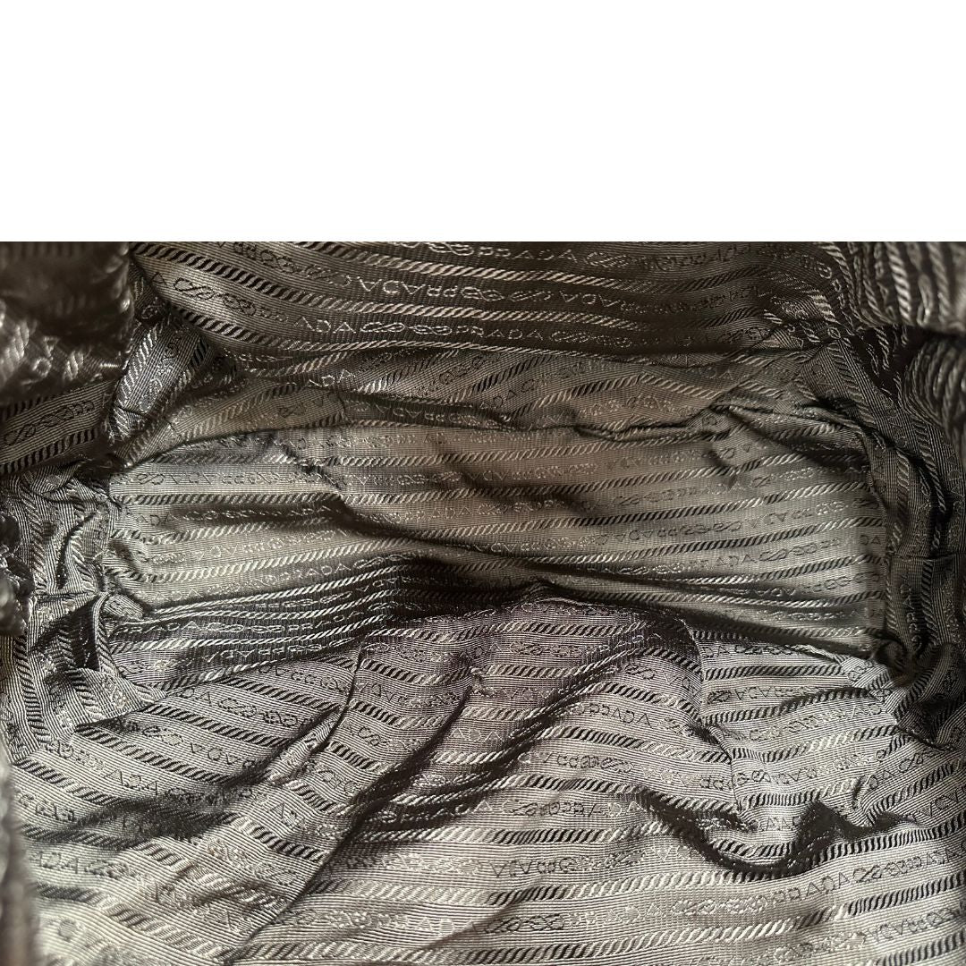 Interno, Capiente borsa Prada in pelle marrone con hardware dorato, munita di doppi manici stondati e una tracolla regolabile ed amovibile. Originale, usata, di lusso, in ottime condizioni.