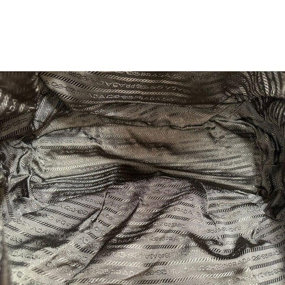 Interno, Capiente borsa Prada in pelle marrone con hardware dorato, munita di doppi manici stondati e una tracolla regolabile ed amovibile. Originale, usata, di lusso, in ottime condizioni.