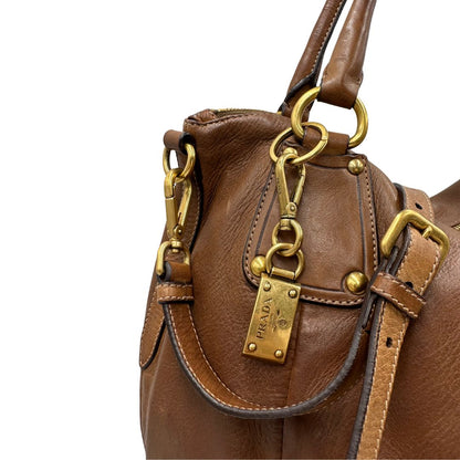 Capiente borsa Prada in pelle marrone con hardware dorato, munita di doppi manici stondati e una tracolla regolabile ed amovibile. Originale, usata, di lusso, in ottime condizioni.
