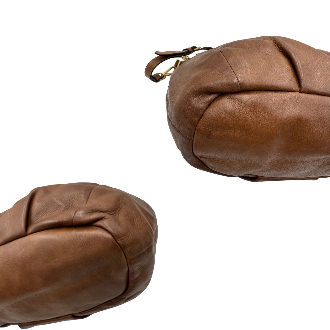 Angoli, Capiente borsa Prada in pelle marrone con hardware dorato, munita di doppi manici stondati e una tracolla regolabile ed amovibile. Originale, usata, di lusso, in ottime condizioni.