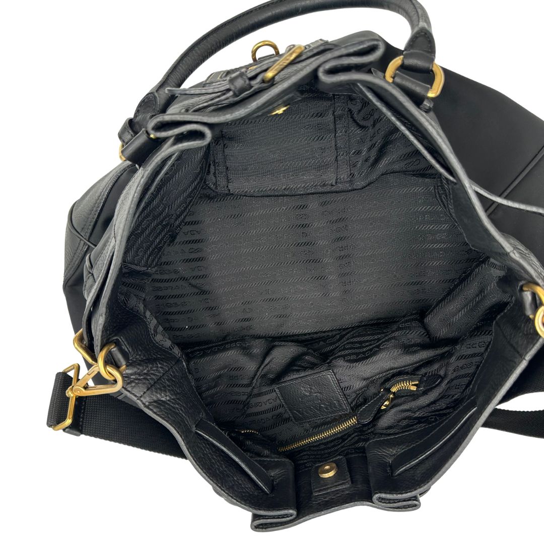 interno  Borsa Prada in pelle nera e tessuto tono su tono con hardware dorato, indossabile a spalla o a tracolla, di lusso, originale, ottime condizioni 