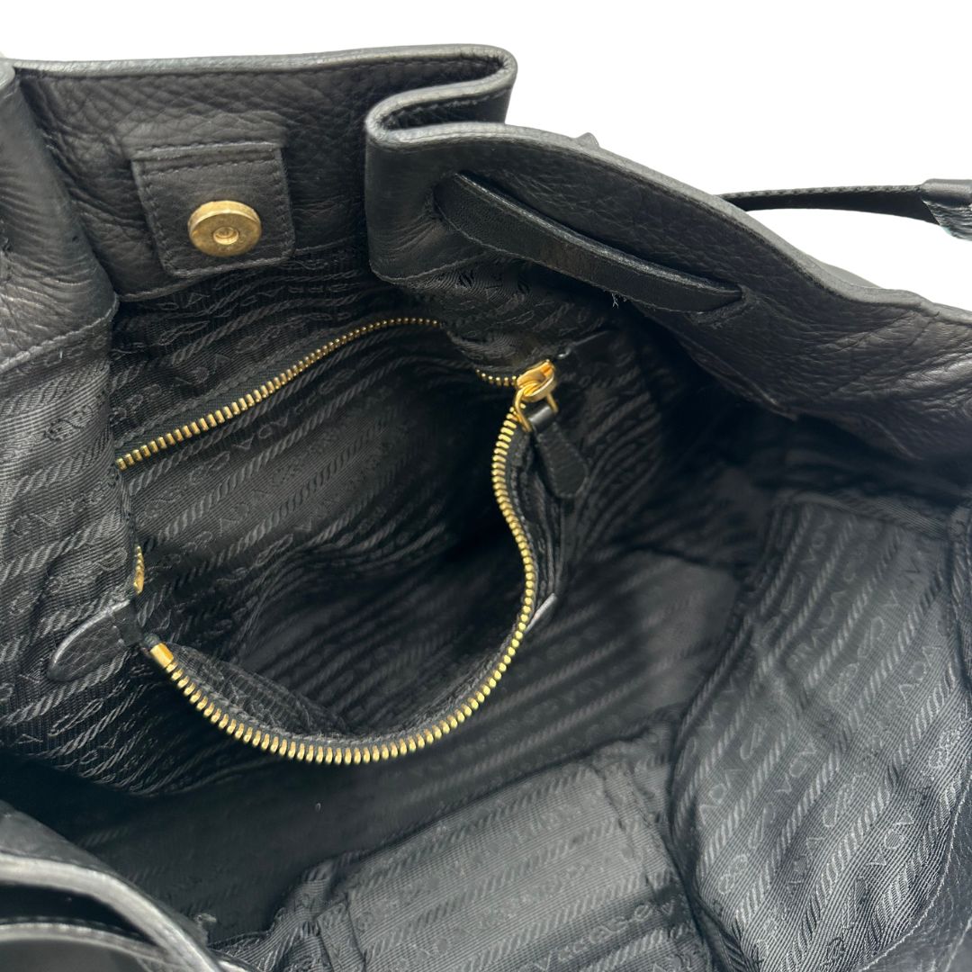 vinterno  Borsa Prada in pelle nera e tessuto tono su tono con hardware dorato, indossabile a spalla o a tracolla, di lusso, originale, ottime condizioni 