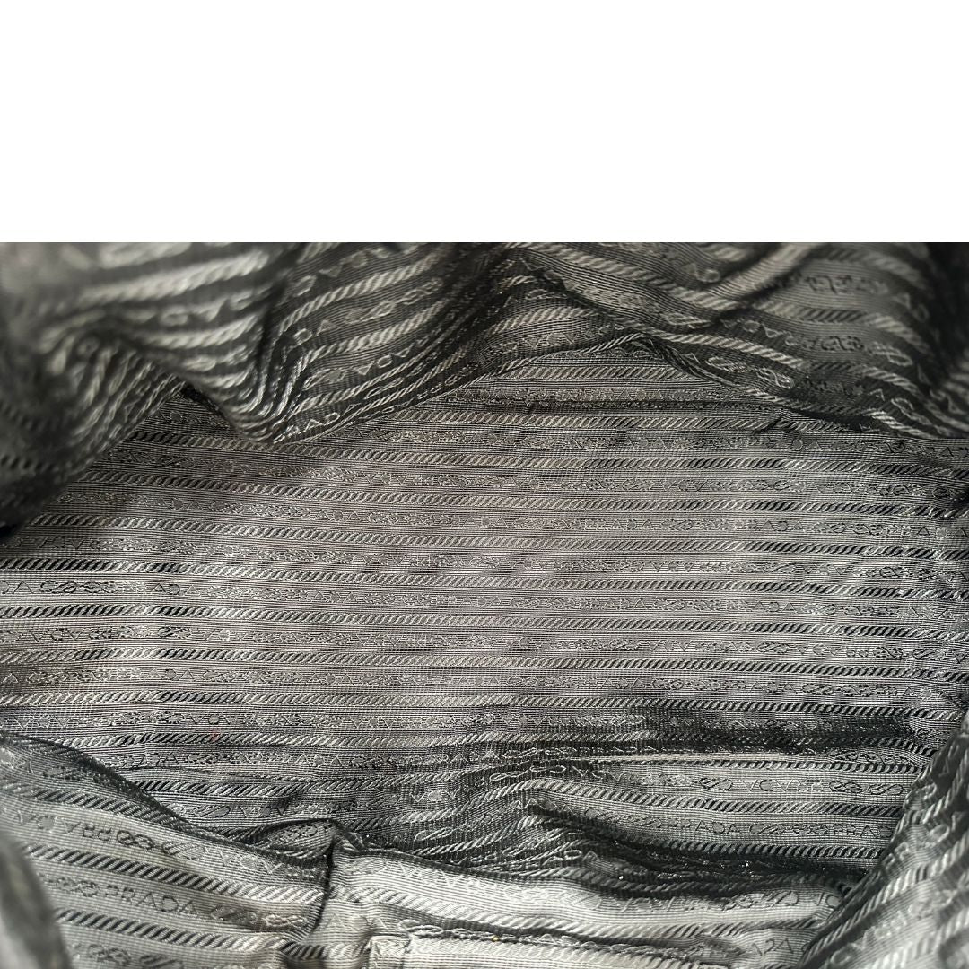 interno  Borsa Prada in pelle nera e tessuto tono su tono con hardware dorato, indossabile a spalla o a tracolla, di lusso, originale, ottime condizioni 