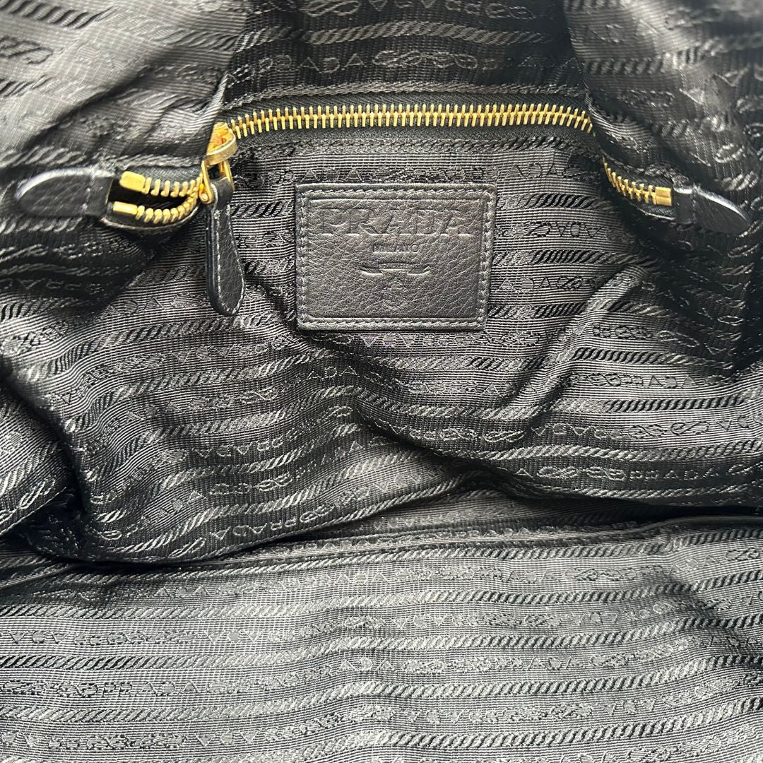 interno  Borsa Prada in pelle nera e tessuto tono su tono con hardware dorato, indossabile a spalla o a tracolla, di lusso, originale, ottime condizioni 