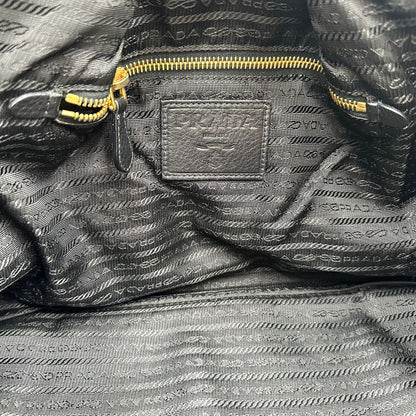 interno  Borsa Prada in pelle nera e tessuto tono su tono con hardware dorato, indossabile a spalla o a tracolla, di lusso, originale, ottime condizioni 