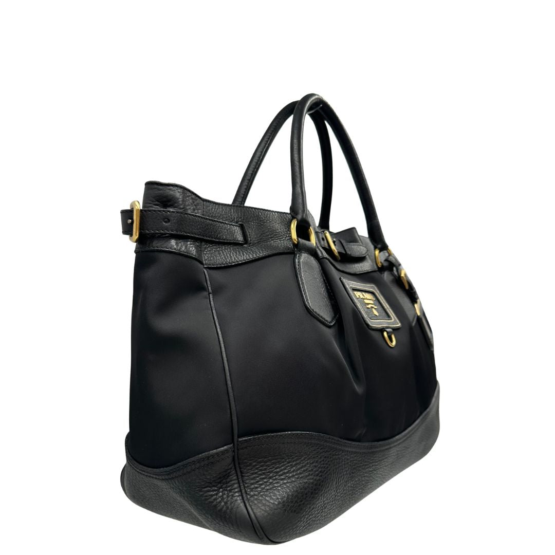lato  Borsa Prada in pelle nera e tessuto tono su tono con hardware dorato, indossabile a spalla o a tracolla, di lusso, originale, ottime condizioni 