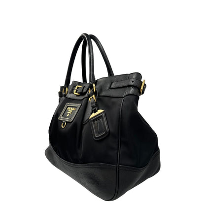 lato  Borsa Prada in pelle nera e tessuto tono su tono con hardware dorato, indossabile a spalla o a tracolla, di lusso, originale, ottime condizioni 