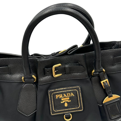 manici  Borsa Prada in pelle nera e tessuto tono su tono con hardware dorato, indossabile a spalla o a tracolla, di lusso, originale, ottime condizioni 