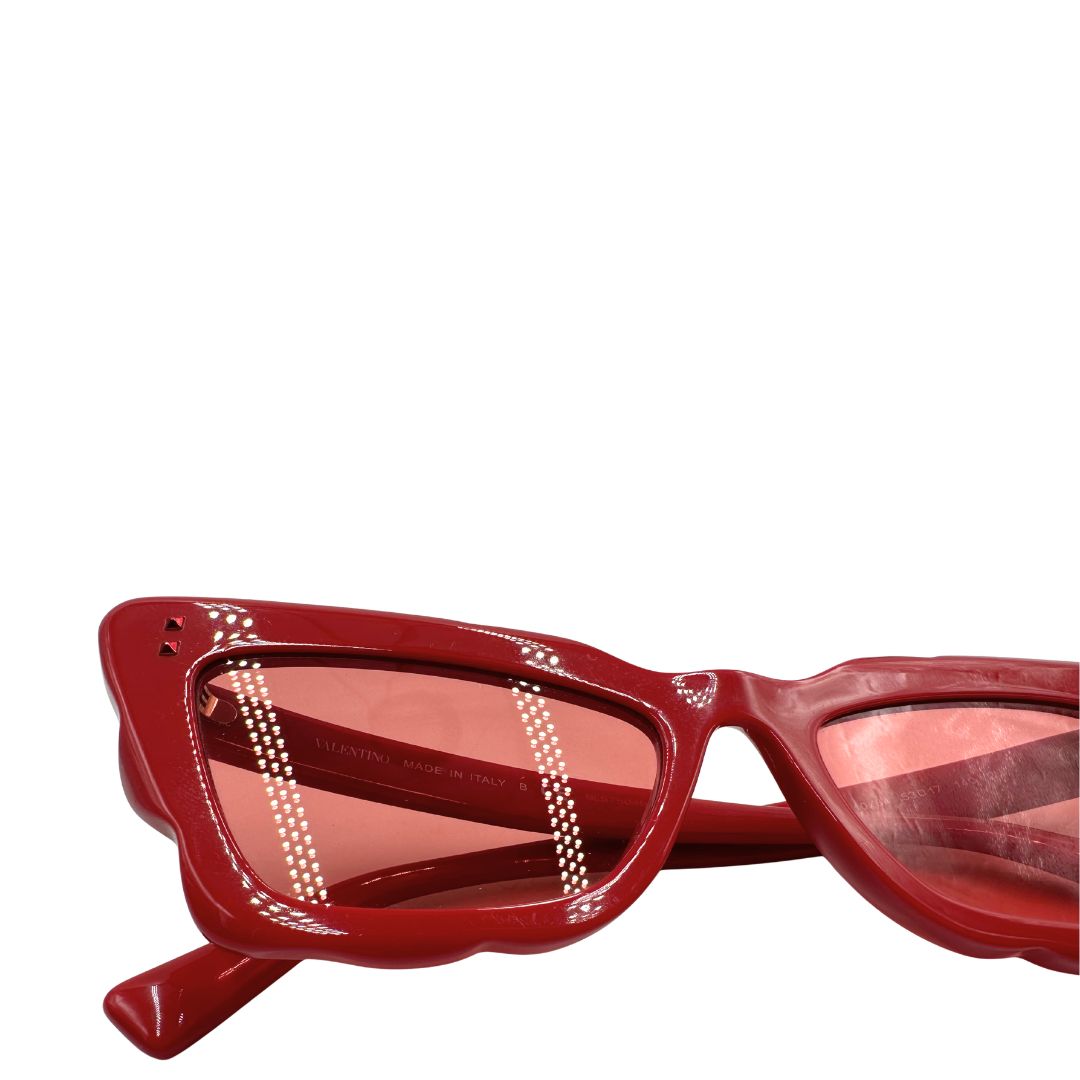 Occhiali da sole Valentino Garavani in acetato rosso impreziositi da mini borchie tono su tono