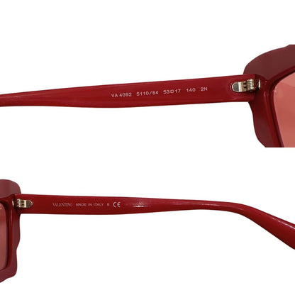 Occhiali da sole Valentino Garavani in acetato rosso impreziositi da mini borchie tono su tono