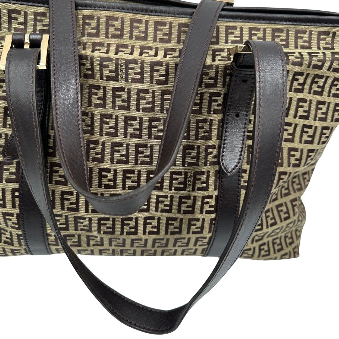 Borsa Fendi in tessuto trama Zucchino con finiture in pelle marrone, di lusso, originale, ottime condizioni, usata