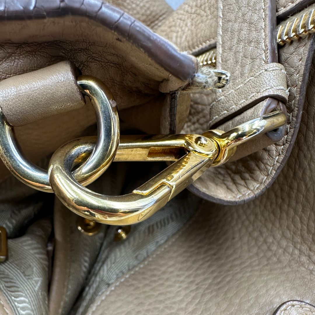interno Borsa Prada in pelle color argilla con hardware dorato, indossabile a spalla o a tracolla, di lusso, originale, buone condizioni, usata