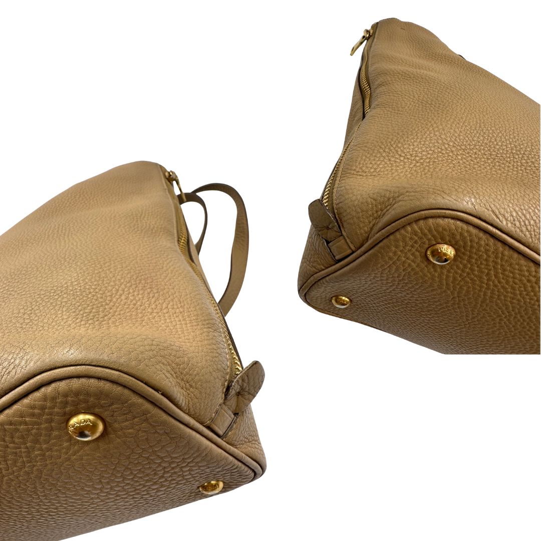 angoli  Borsa Prada in pelle color argilla con hardware dorato, indossabile a spalla o a tracolla, di lusso, originale, buone condizioni, usata 