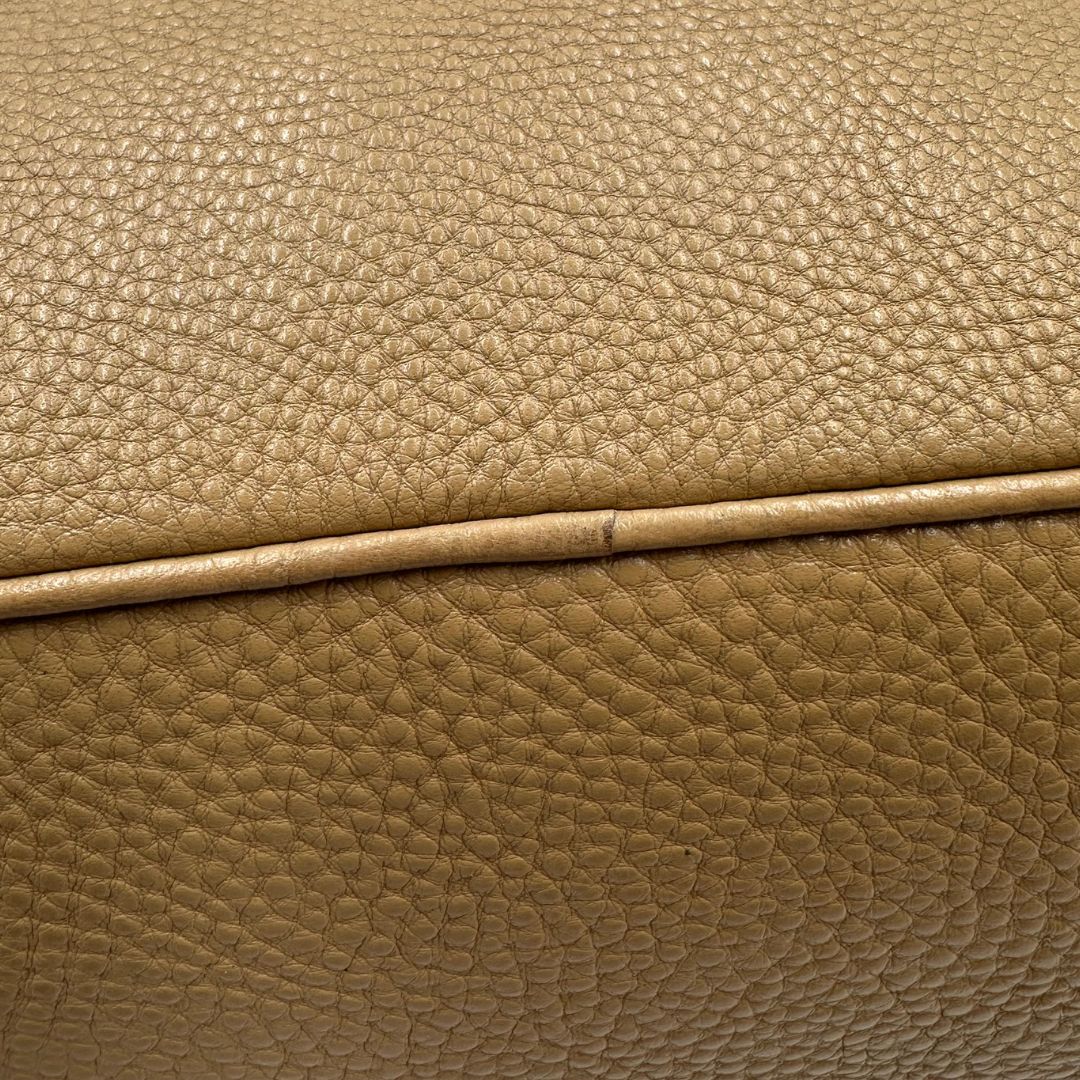  Borsa Prada in pelle color argilla con hardware dorato, indossabile a spalla o a tracolla, di lusso, originale, buone condizioni, usata
