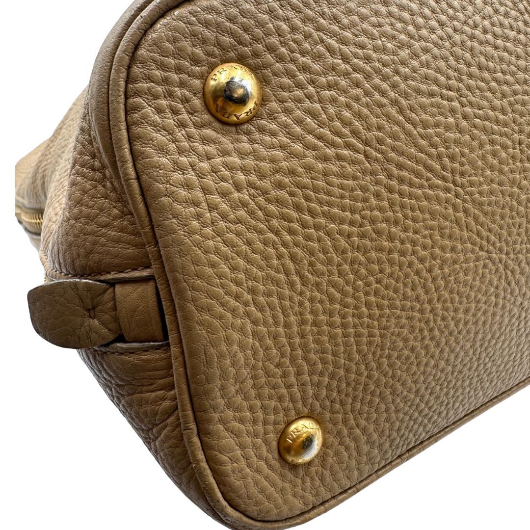 angolo  Borsa Prada in pelle color argilla con hardware dorato, indossabile a spalla o a tracolla, di lusso, originale, buone condizioni, usata 