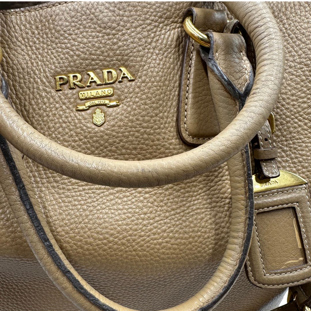manici  Borsa Prada in pelle color argilla con hardware dorato, indossabile a spalla o a tracolla, di lusso, originale, buone condizioni, usata