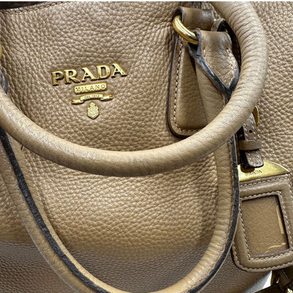 manici  Borsa Prada in pelle color argilla con hardware dorato, indossabile a spalla o a tracolla, di lusso, originale, buone condizioni, usata